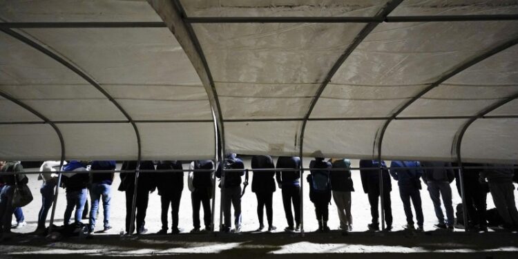 США могут выслать мигрантов в Африку и Восточную Европу, пишет WSJ