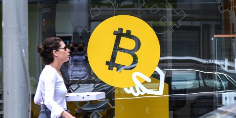 Стоимость биткоина опустилась ниже 82 тысяч долларов