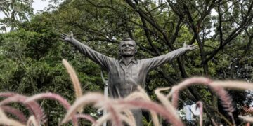 В Джакарте прошла церемония возложения цветов к памятнику Гагарину