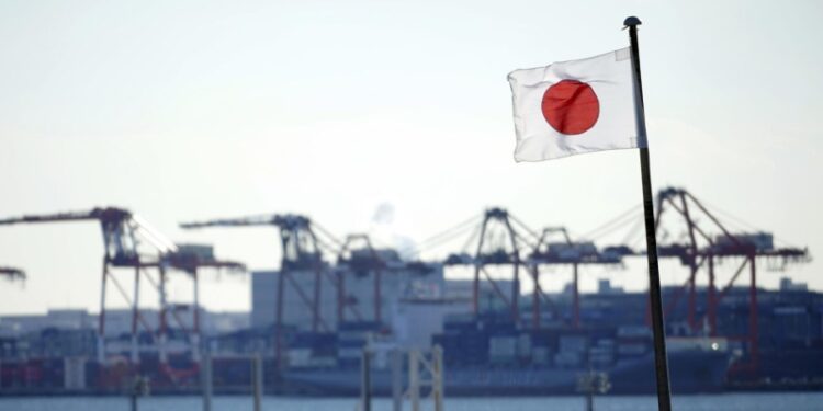 В японских морских портах проходит забастовка 17 тысяч докеров