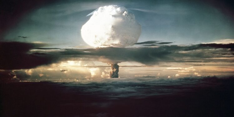 В Китае провели испытание неядерной водородной бомбы, пишут СМИ