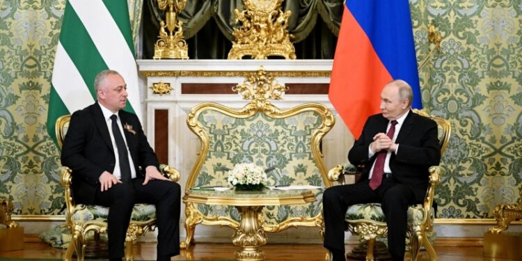 Абхазский народ ждет от президента результатов, заявил Путин