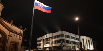 Активист в Словакии обклеил украинский фургон фото погибших детей Донбасса