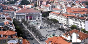 Центристы побеждают на парламентских выборах в Португалии, пишут СМИ