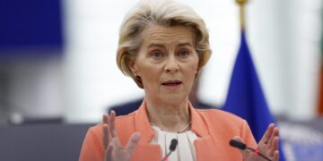 «Это дурдом». Во Франции набросились на фон дер Ляйен из-за России