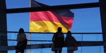 Германия угрожает России санкциями, если огонь не прекратится в понедельник