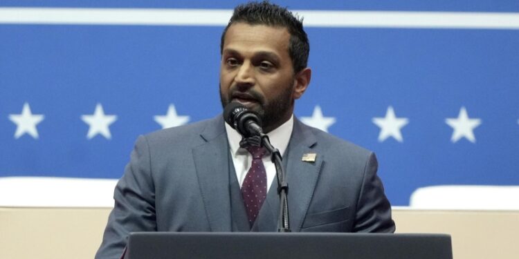 Глава ФБР заявил о предотвращении атаки ИГ* на военную базу в Мичигане