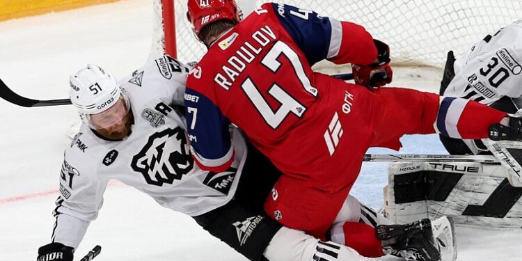 Хоккеист Радулов продолжит карьеру в СКА