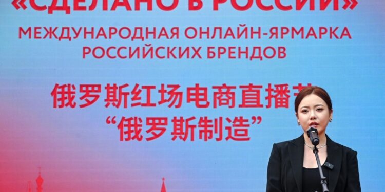 Китайский блогер приняла участие в онлайн-ярмарке в Москве