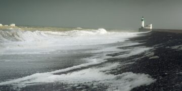 Лодка с мигрантами потерпела крушение при попытке пересечь Ла-Манш