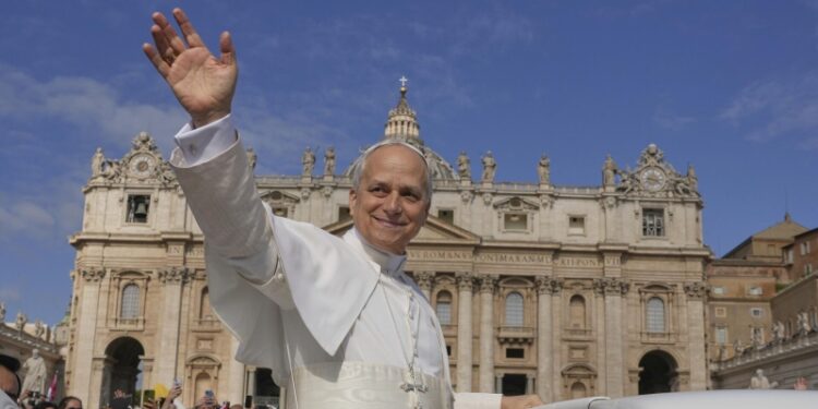 Льву XIV вручили символы папской власти