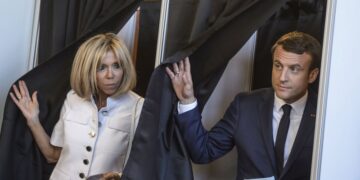 Макрон прилюдно получил пощечину от супруги