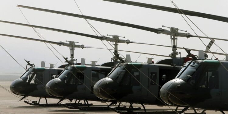 Мешок с сигнальными ракетами выпал с вертолета ВМС США в Японии