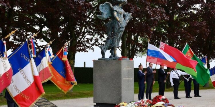 На кладбище советских воинов во Франции прошла памятная церемония