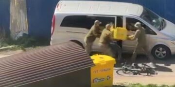 На Украине сотрудники ТЦК схватили курьера и затолкали в автобус