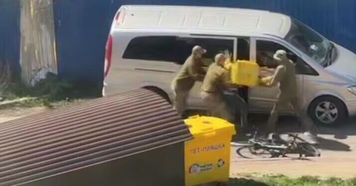 На Украине сотрудники ТЦК схватили курьера и затолкали в автобус