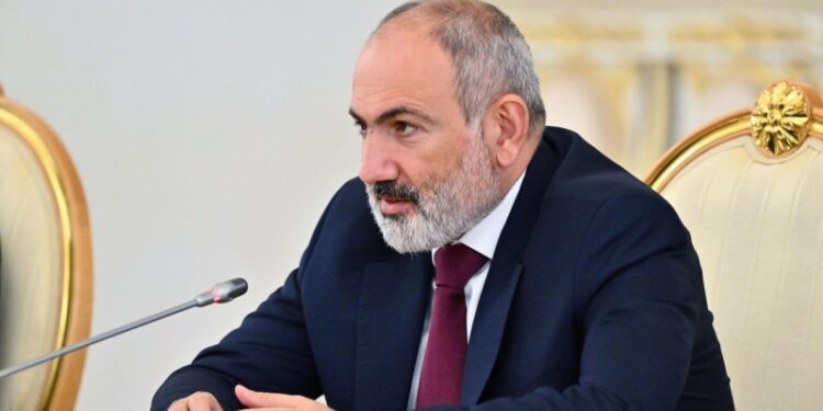 Пашинян пригрозил поменять конституцию ради соглашения с Баку