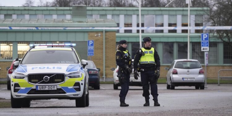 Полиция Швеции назвала мотив напавшего на школу в Эребру