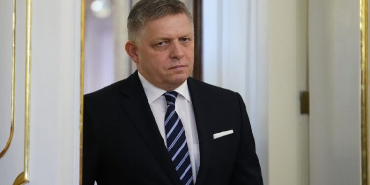 Премьер Словакии обвинил ЕС в экономическом самоубийстве