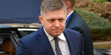 Премьер Словакии пообещал помочь восстановить памятники Красной армии