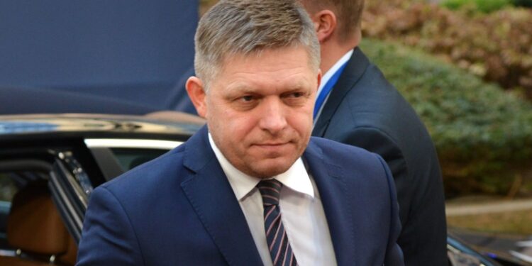 Премьер Словакии пообещал помочь восстановить памятники Красной армии