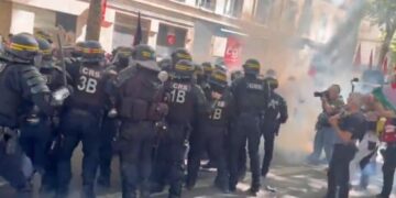 При беспорядках в Париже пострадали шесть правоохранителей