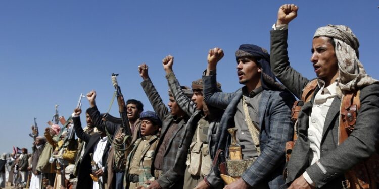 При ракетном обстреле аэропорта Бен-Гурион пострадали восемь человек