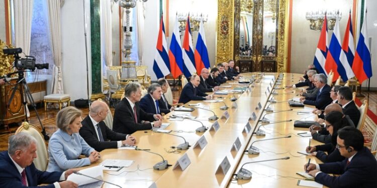 Путин начал переговоры с президентом Кубы в Кремле