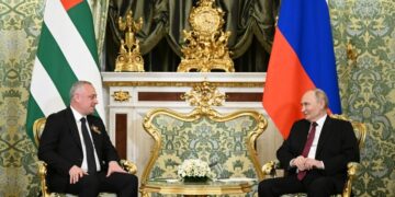 Путин принял предложение президента Абхазии посетить республику