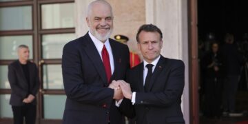 СМИ обратили внимание на новый жест Макрона в Албании