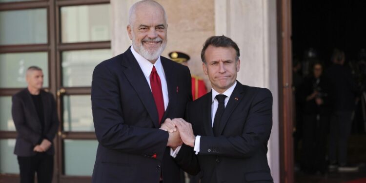 СМИ обратили внимание на новый жест Макрона в Албании