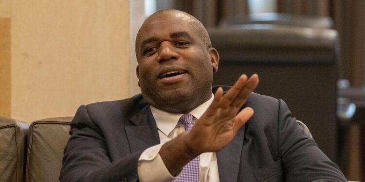 СМИ: таксиста, перевозившего главу МИД Британии, обвинили в краже