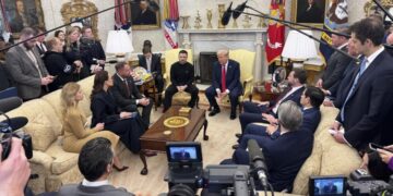 СМИ: Зеленский заставил Ермака надеть костюм на встречу в Белом доме