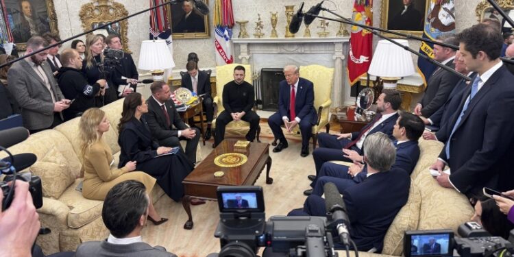 СМИ: Зеленский заставил Ермака надеть костюм на встречу в Белом доме