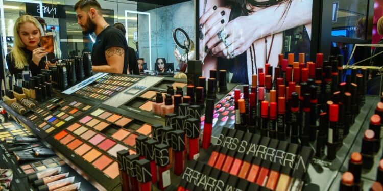 США вновь начали поставлять в Россию косметику