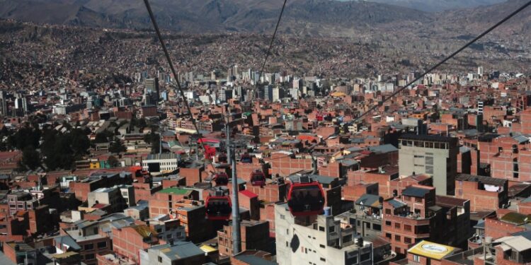 Суд в Боливии отменил регистрацию партии кандидата в президенты Родригеса