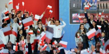 Тшасковский может выиграть во втором туре выборов в Польше, показал опрос