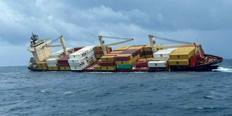 У берегов Индии затонул контейнеровоз с опасным грузом