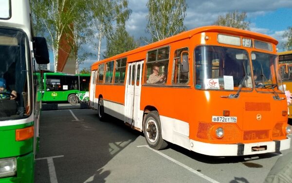 В Екатеринбурге отметили 100-летие запуска городских автобусов