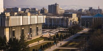 В Киргизии проходит концерт к 80-летию Победы с участием российских звезд