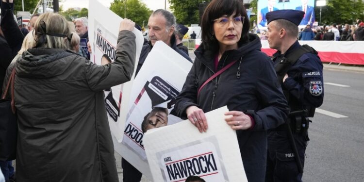 В Варшаве проходят марши в поддержку кандидатов в президенты