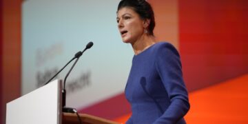 Вагенкнехт назвала решение о причислении АдГ к экстремистам абсурдным