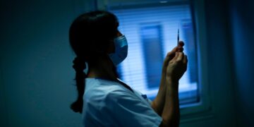 Власти США одобрили к использованию новую вакцину от COVID-19