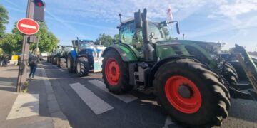 Во Франции протестующие фермеры заблокировали автотрассы в Иль-де-Франс