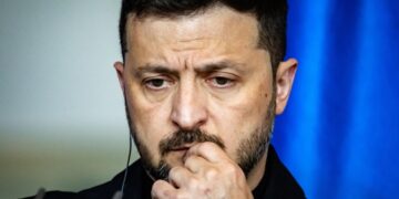 Зеленский хочет продолжать воровство военного бюджета, заявил Медведев