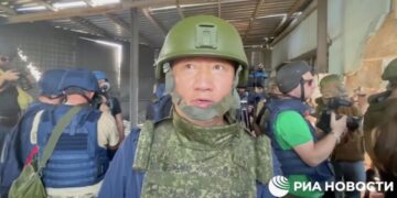 Атакованный дроном ВСУ журналист из КНР был в одежде с надписью «Пресса»