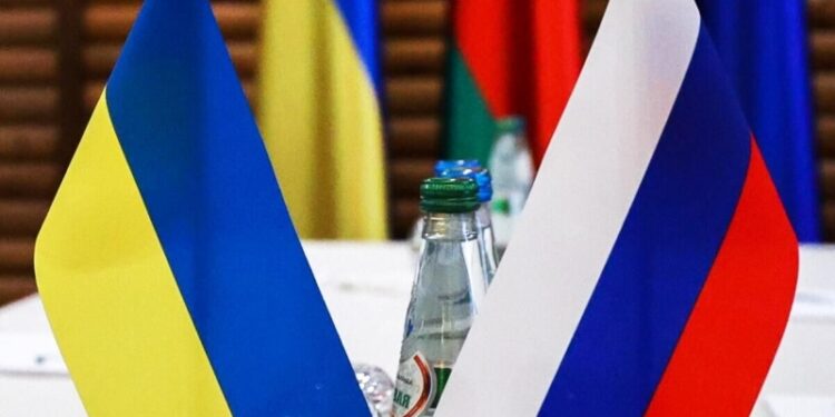 Диалог России с Украиной продолжается, заявил Песков