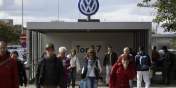 Два десятка работников согласились досрочно покинуть Volkswagen, пишет Bild