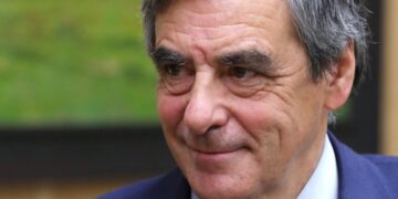 Французского экс-премьера приговорили к четырем годам условного срока