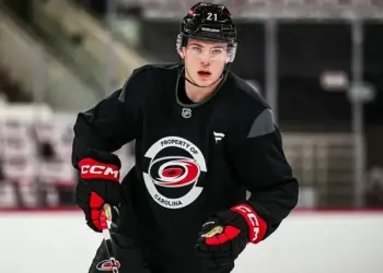 Голкипер «Каролины» Кочетков рассказал об адаптации Никишина в НХЛ